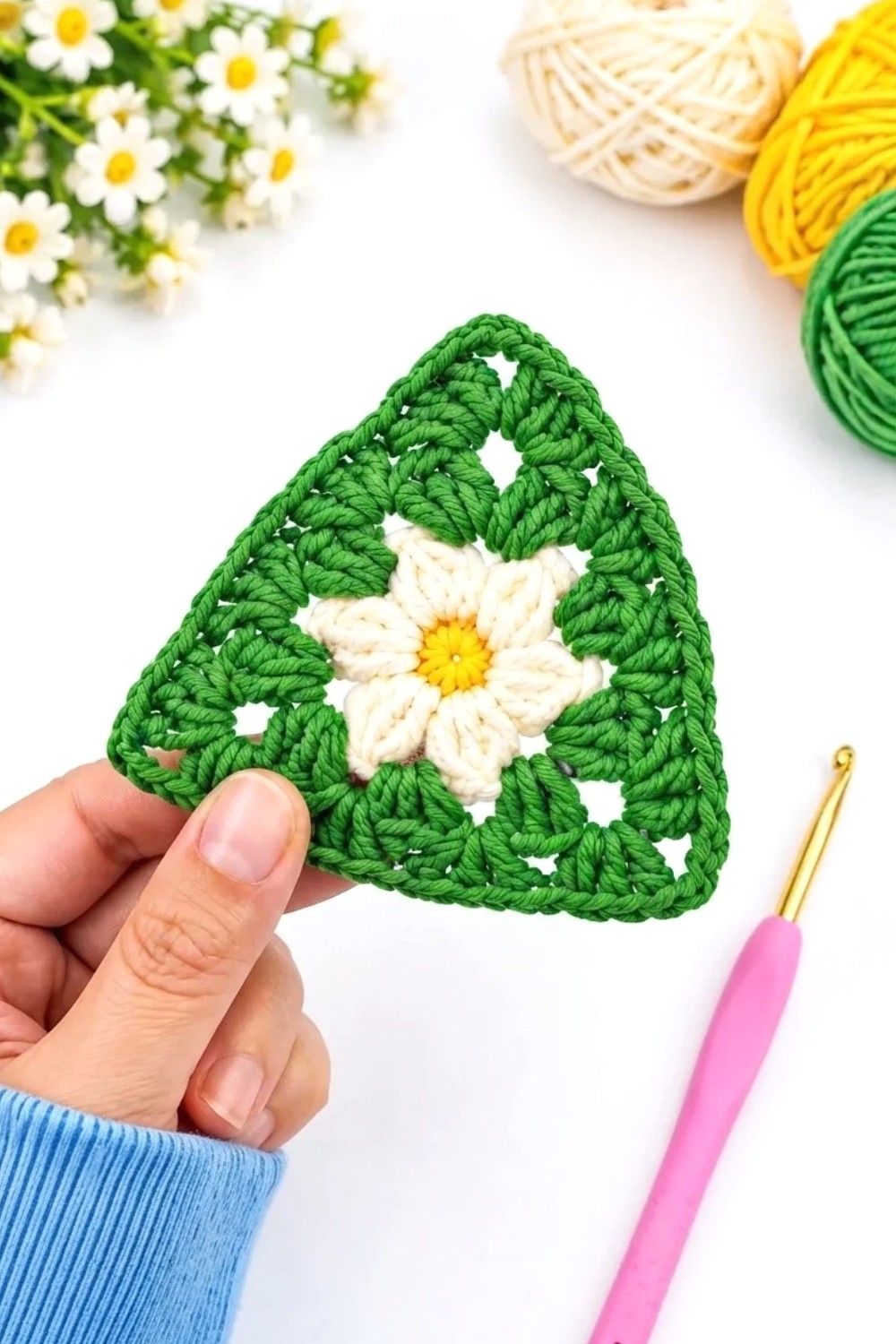 How to Crochet a Cute Daisy Triangle Granny Square _ Easy Floral Motif Tutorial for Beginners (2)