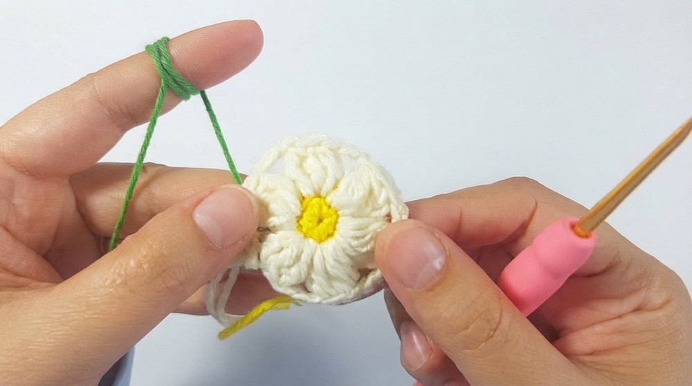 How to Crochet a Cute Daisy Triangle Granny Square _ Easy Floral Motif Tutorial for Beginners (4)