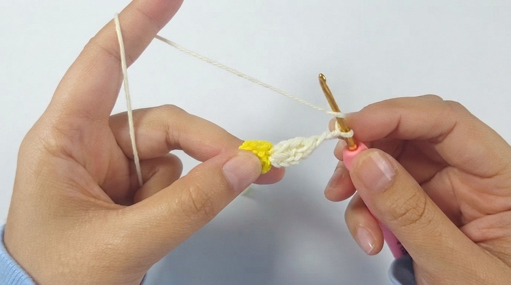 How to Crochet a Cute Daisy Triangle Granny Square _ Easy Floral Motif Tutorial for Beginners (5)