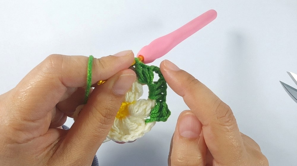 How to Crochet a Cute Daisy Triangle Granny Square _ Easy Floral Motif Tutorial for Beginners (6)