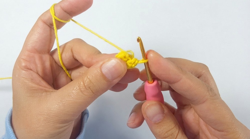 How to Crochet a Cute Daisy Triangle Granny Square _ Easy Floral Motif Tutorial for Beginners (8)