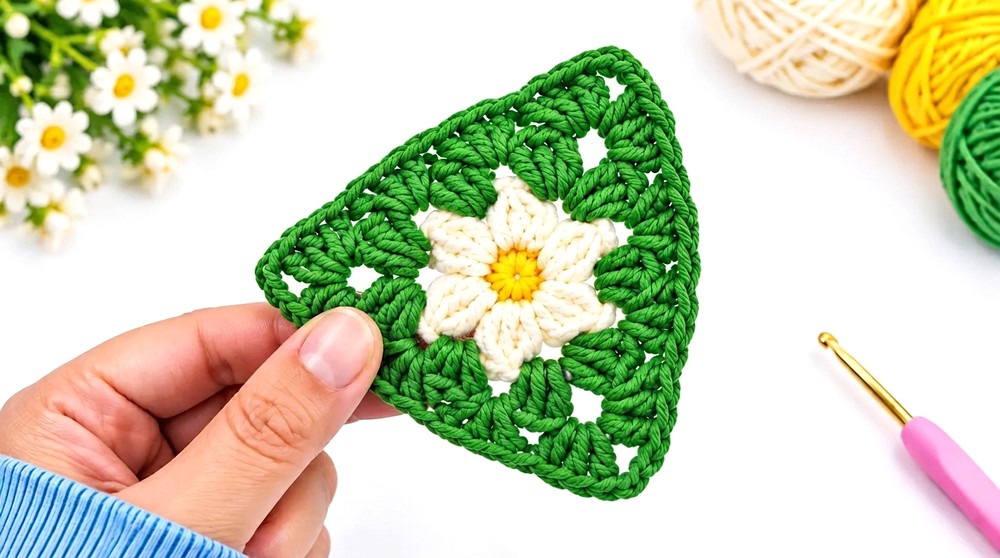 How to Crochet a Cute Daisy Triangle Granny Square _ Easy Floral Motif Tutorial for Beginners (9)