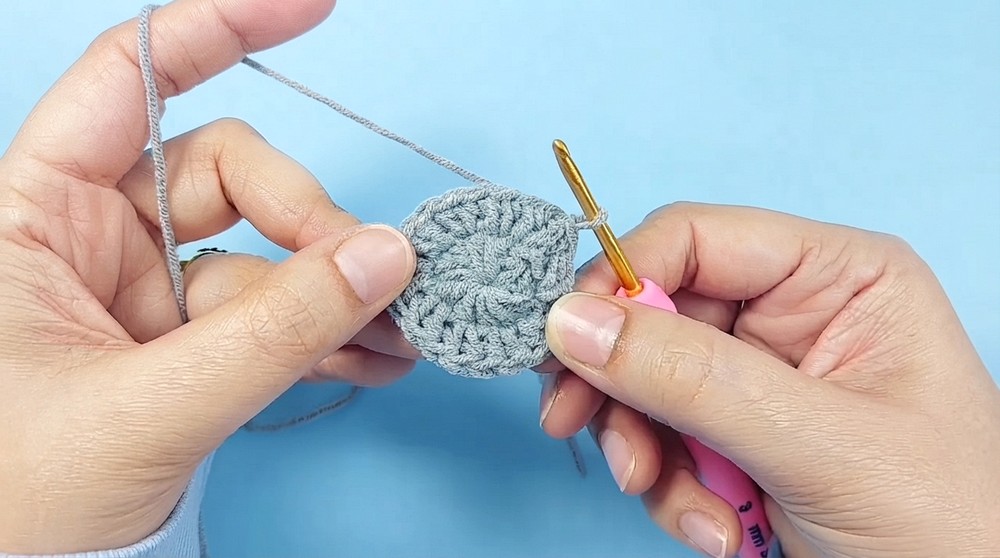 How to Crochet an Adorable Mouse Granny Square _ Easy & Fun Kawaii Motif Tutorial (12)