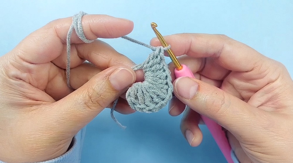 How to Crochet an Adorable Mouse Granny Square _ Easy & Fun Kawaii Motif Tutorial (7)