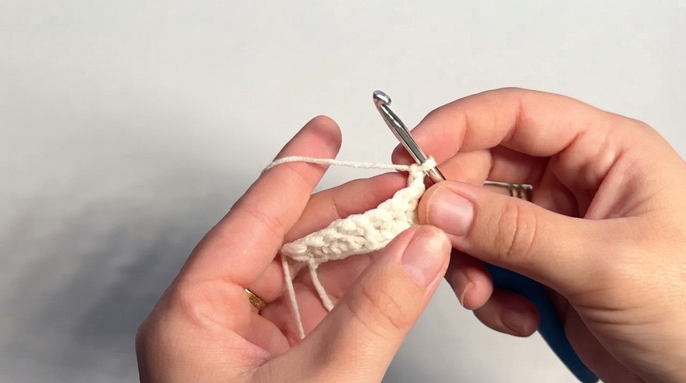 How to Crochet a Stylish Headband for Beginners _ Super Easy Step-by-Step Tutorial (10)
