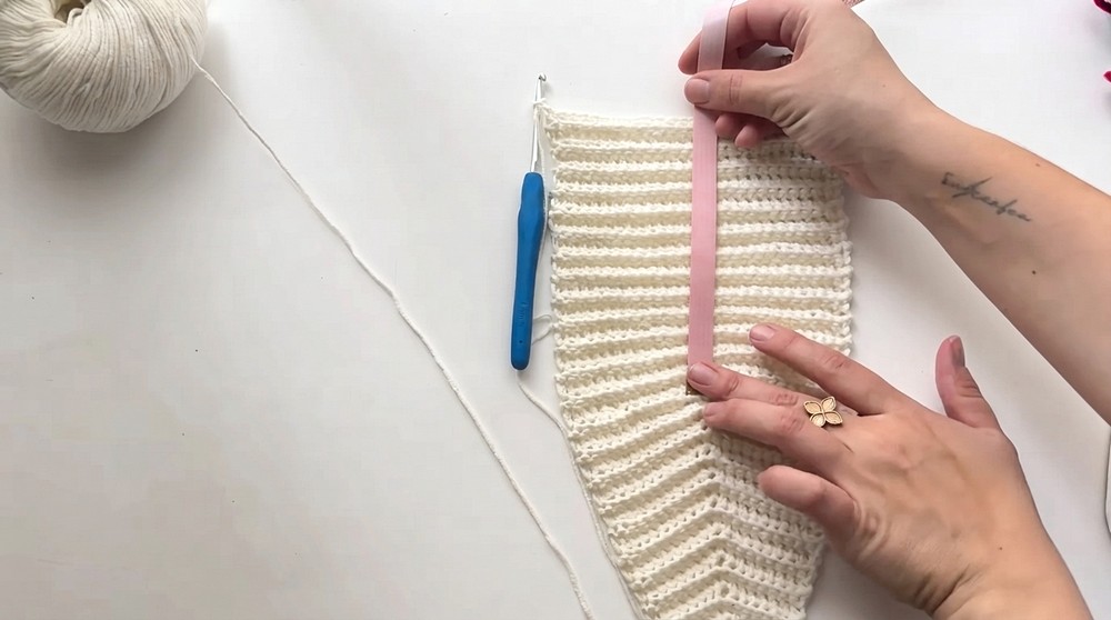How to Crochet a Stylish Headband for Beginners _ Super Easy Step-by-Step Tutorial (5)