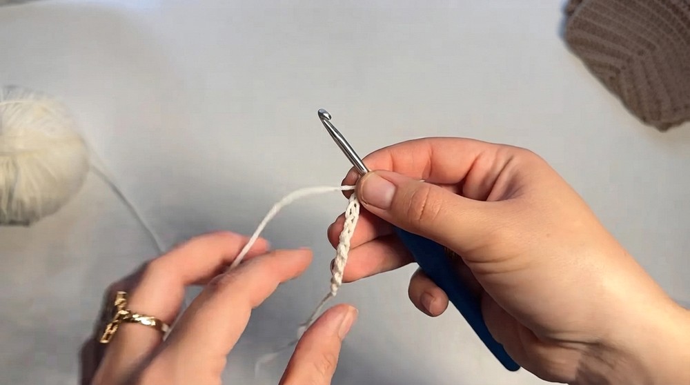 How to Crochet a Stylish Headband for Beginners _ Super Easy Step-by-Step Tutorial (8)